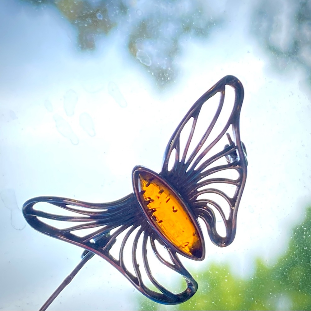 amber stone, set in a sterling silver butterfly pin, with secured clasp. - Picture 2 of 10